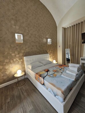 Deluxe Room, 1 Bedroom, Non Smoking | In-room safe, desk, blackout curtains, soundproofing - Napoli the charme (Naples)