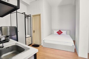 Luxe studio suite, balkon, uitzicht op de stad | Een bureau, verduisterende gordijnen, geluiddichte muren