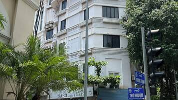 Meja, langsir/tirai gelap terus, kalis bunyi, seterika/papan seterika