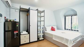 Superior Studio Suite, City View | Meja, langsir/tirai gelap terus, kalis bunyi, seterika/papan seterika