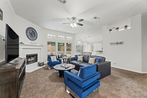 Televisor intel·ligent, llar de foc, futbolí i estèreo 