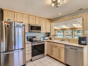 Fridge, microwave, oven, stovetop - Leadville Race Series Retreat! Beautiful home w/mountain views steps from river. (Leadville)