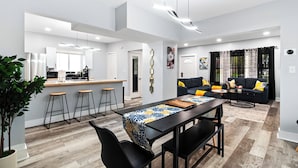 Un apartamento moderno con cocina, comedor y sala de estar.