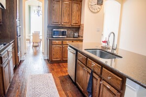 ميكروويف، فرن، موقد طهي مسطح، غسالة أطباق