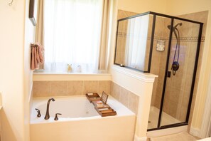 Baignoire à jets, sèche-cheveux, serviettes fournies, savon