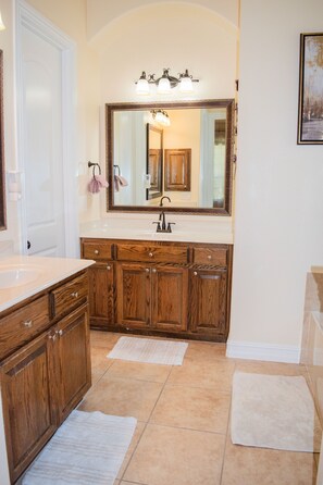 حوض استحمام بنظام ضخ المياه، مجففات شعر، مناشف، صابون