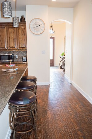 Micro-ondes, four, plaque de cuisson, lave-vaisselle