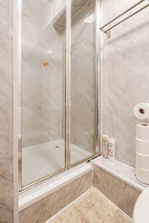 Shower, hair dryer, towels, soap - Adorable apartment with WiFi in charming London (London)