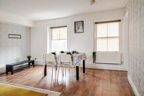Dining - Adorable apartment with WiFi in charming London (London)