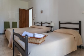 1 chambre, fer et planche à repasser, draps fournis