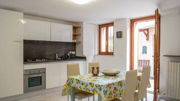 Frigorífico, horno, placa de cocina y lavavajillas