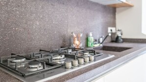 Wasserkocher mit Kaffee-/Teezubehör, Kühlschrank, Ofen, Herdplatte