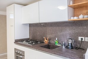 Jääkaappi, uuni, liesi, astianpesukone