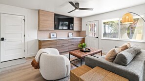 Smart TV y chimenea 