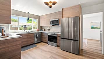 Kühlschrank, Ofen, Herdplatte, Geschirrspüler