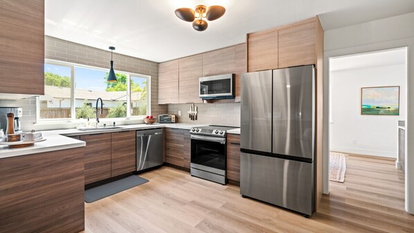 Fridge, oven, stovetop, dishwasher