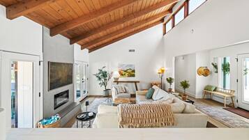 Smart-tv en een open haard