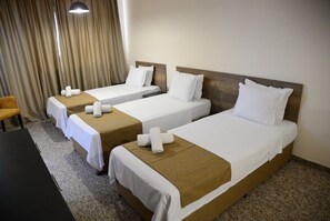 Deluxe driepersoonskamer, balkon, uitzicht op de stad | Een minibar, een bureau, een laptopwerkplek, een strijkplank/strijkijzer