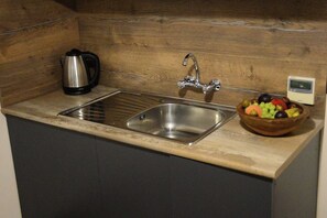 Chambre triple Deluxe, balcon, vue sur la ville | Minibar, bureau, espace de travail pour ordinateurs portables