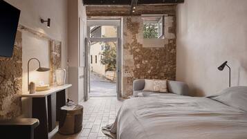 Signature Room, 1 King Bed, City View | Egyptian cotton sheets, premium bedding, down comforters