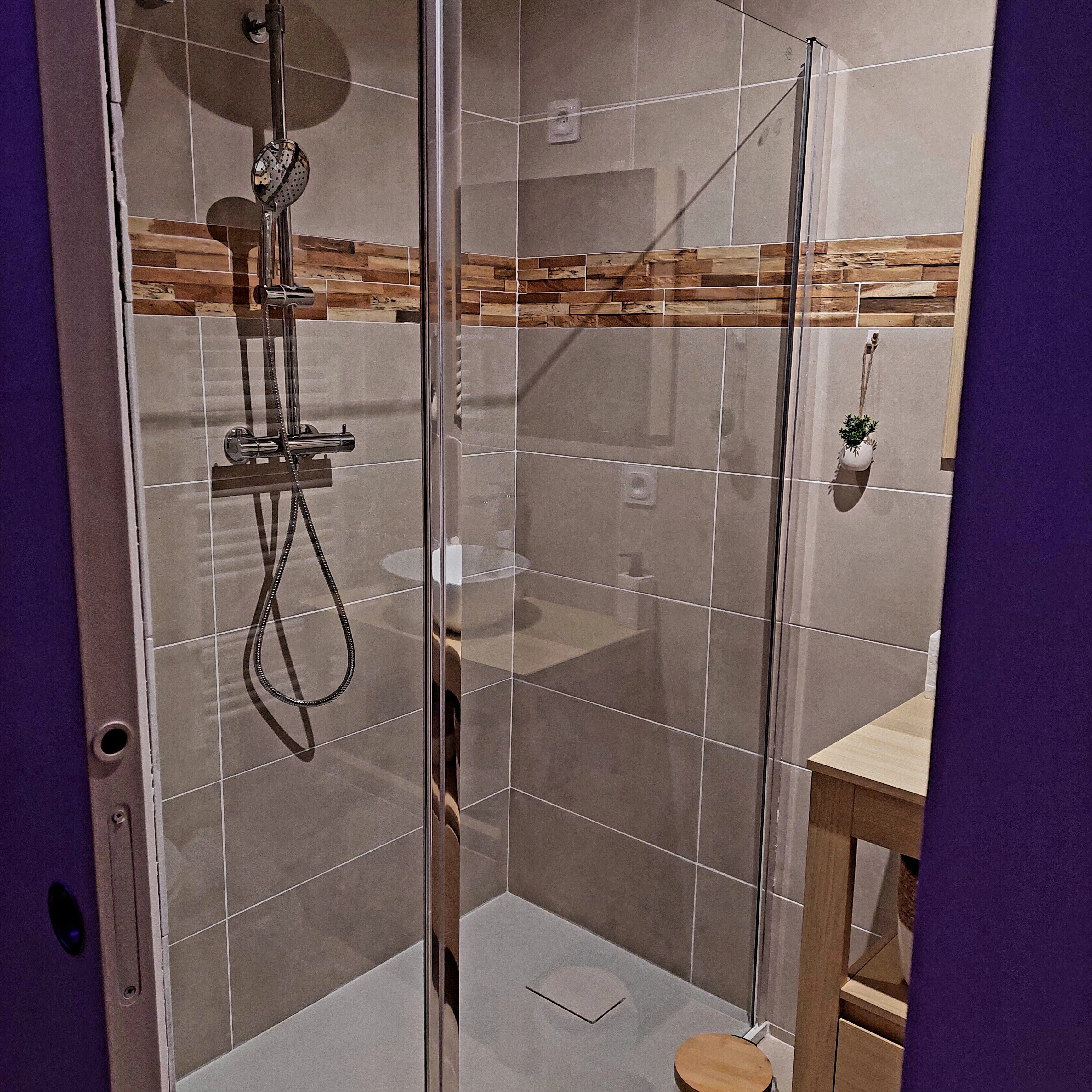 Sèche-cheveux, serviettes fournies, savon, papier toilette