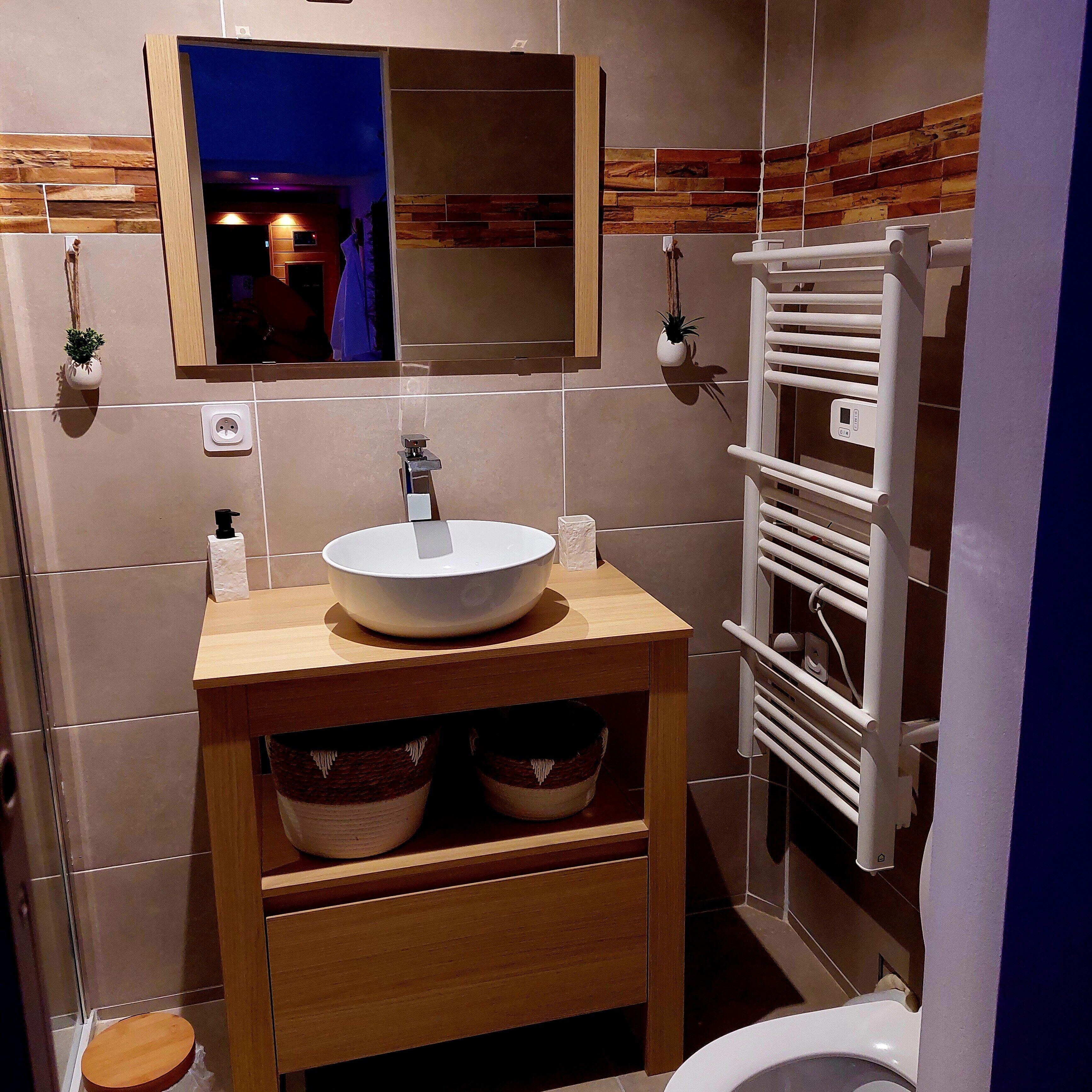 Sèche-cheveux, serviettes fournies, savon, papier toilette