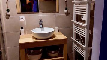 Sèche-cheveux, serviettes fournies, savon, papier toilette