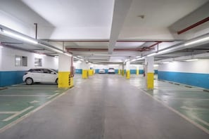 Free self-parking - Houten Hotel (Shantou)