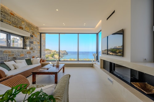 Theasea,beachfront,next to all amenities,Heraklion