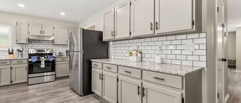 冷蔵庫、電子レンジ、オーブン、コンロ