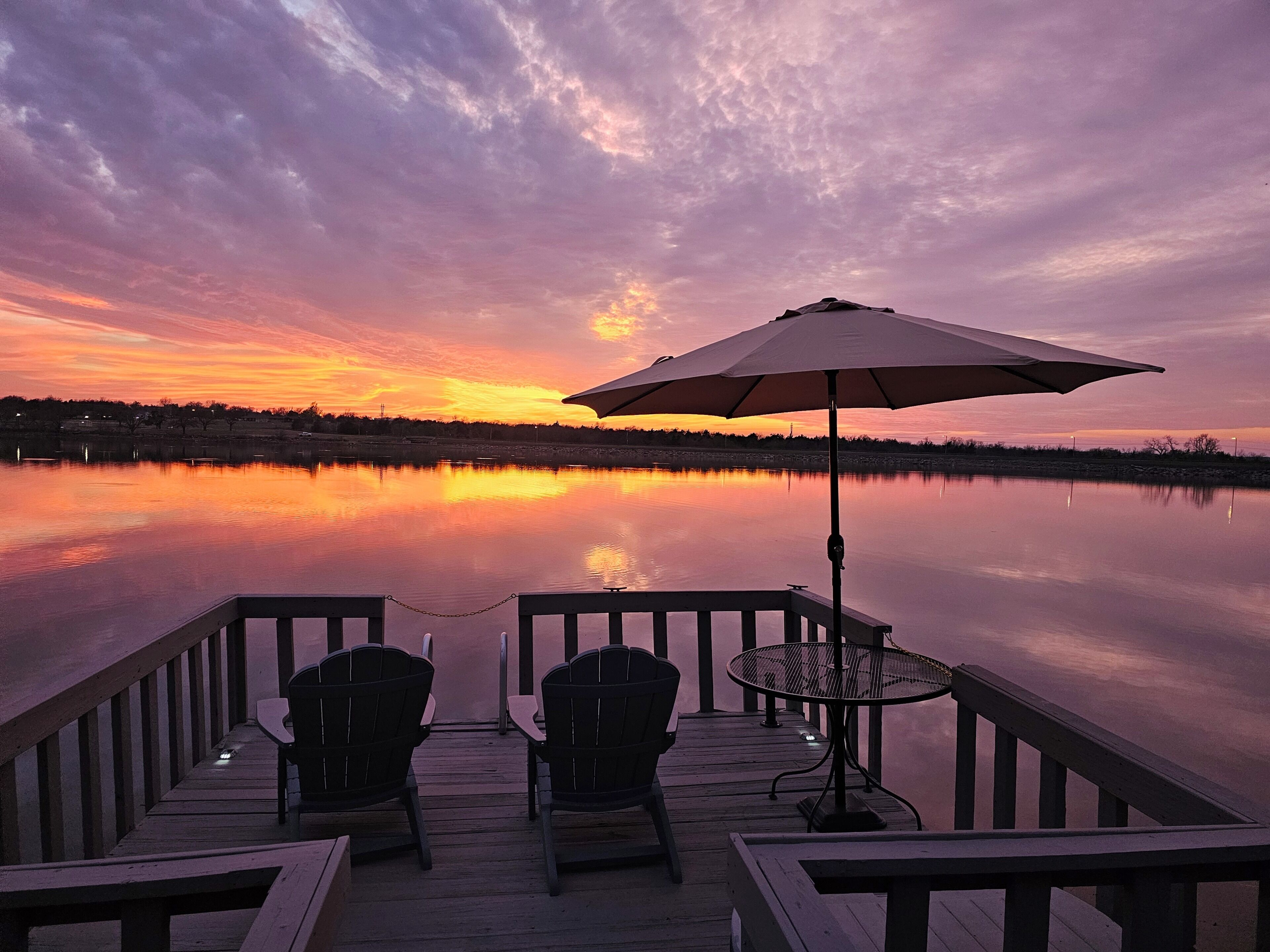 Luxurious 3-bedroom house on Lake.Private dock with great fishing and swimming! 