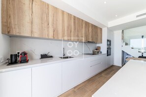 Fridge, microwave, oven, dishwasher - FineFleur Finestrat - see and mountain views - by OYOOSTAYS (Finestrat)