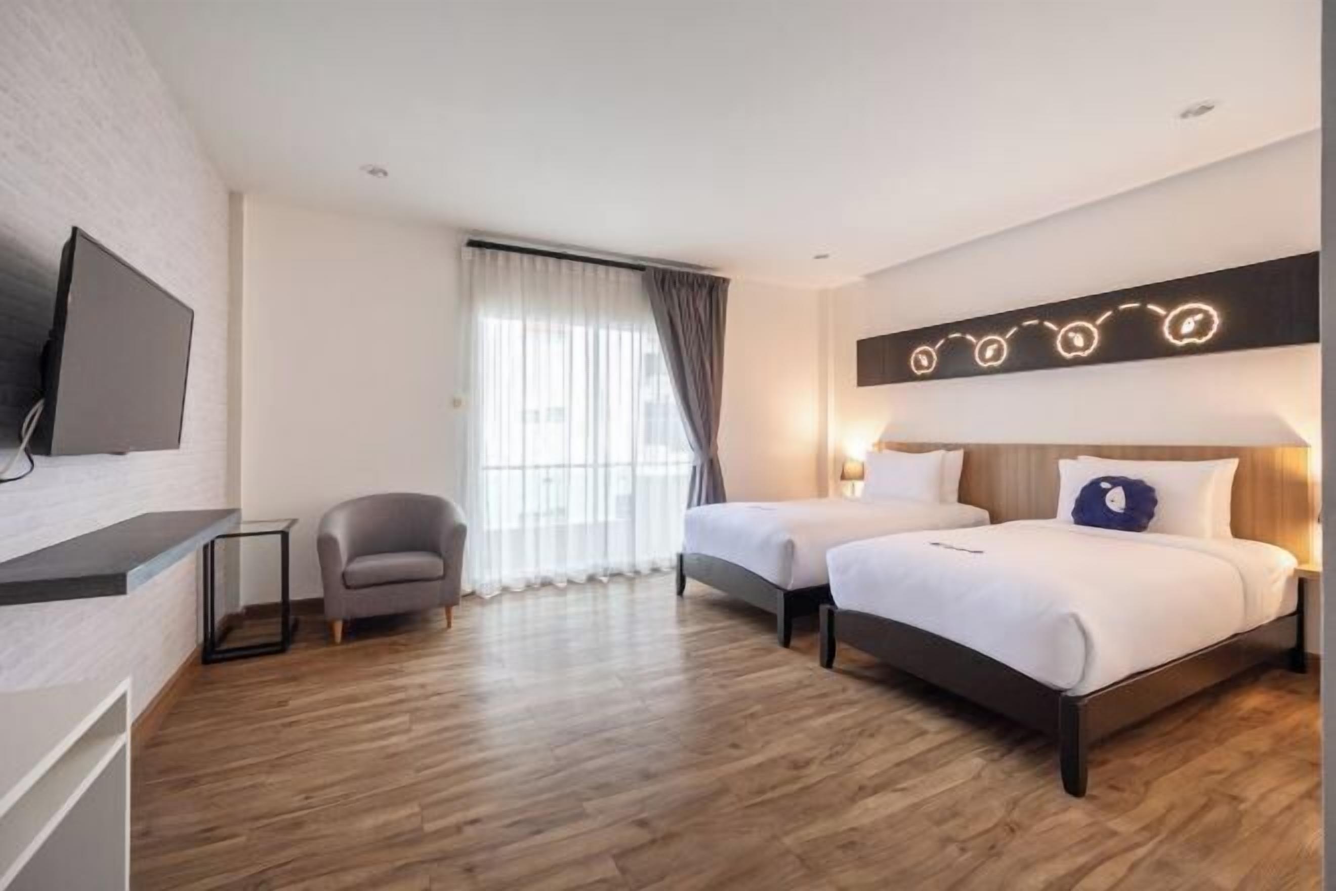 Minibar, in-room safe, desk, laptop workspace