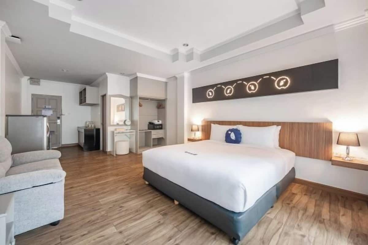 Minibar, in-room safe, desk, laptop workspace