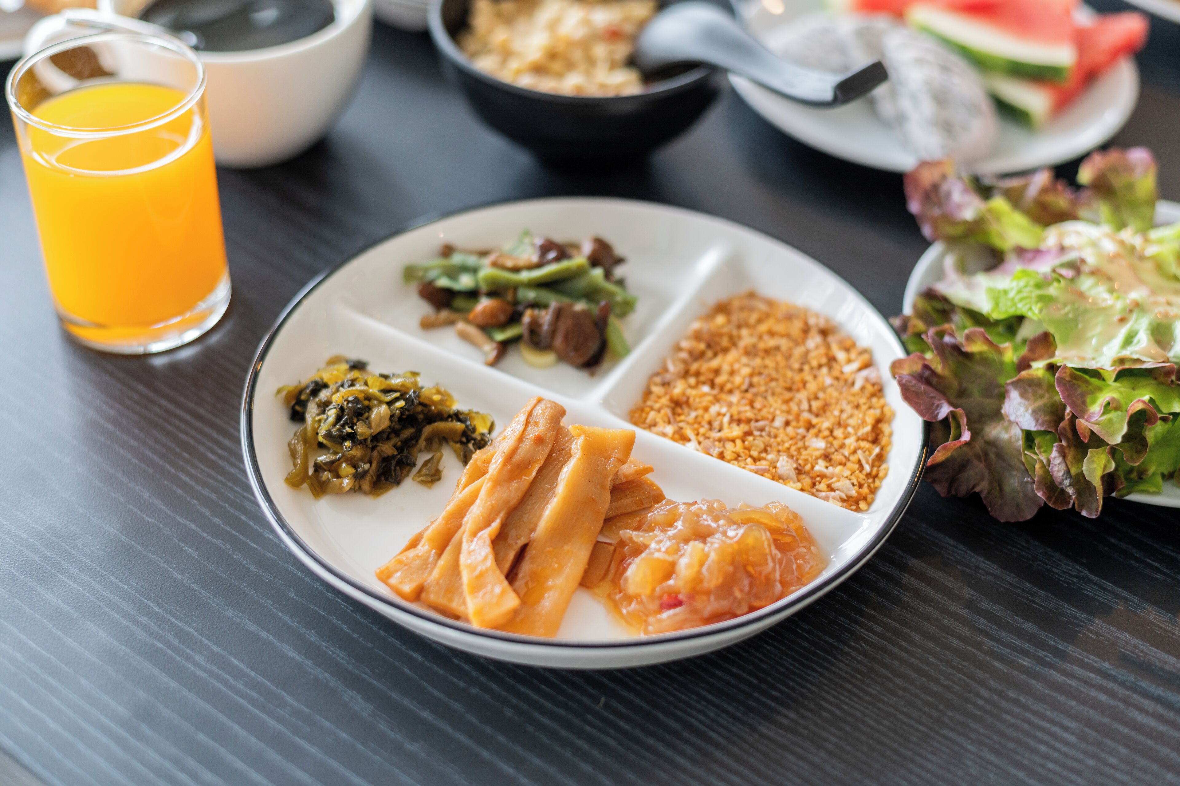 อาหารเช้าแบบอังกฤษทุกวัน (THB 350 ต่อคน)