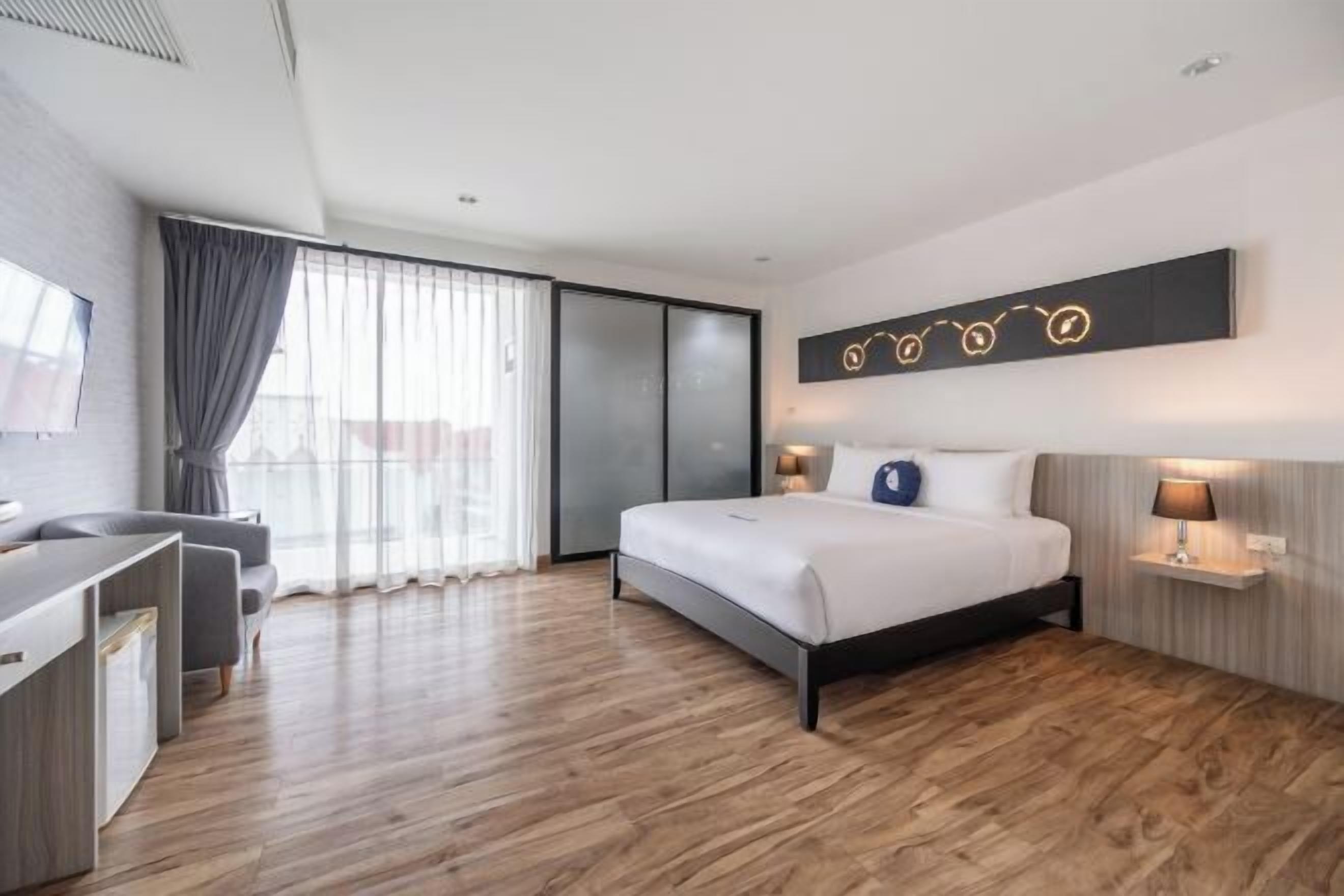 Minibar, in-room safe, desk, laptop workspace