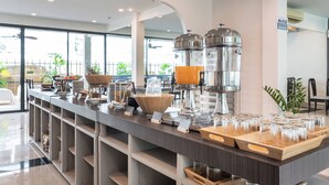 Een moderne hotelentree met een lange receptiebalie, glazen doseerders en diverse glazen.
