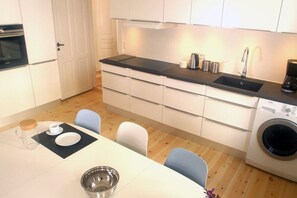 Fridge, microwave, oven, stovetop - Next to New Harbor 3 BR & 2 Bath Rooms (København)