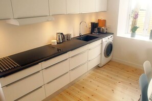 Fridge, microwave, oven, stovetop - Next to New Harbor 3 BR & 2 Bath Rooms (København)