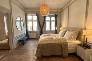 1 bedroom, desk, WiFi