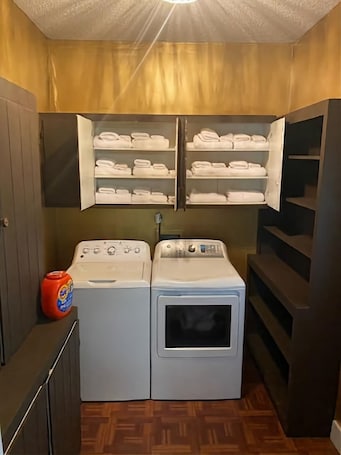 Interior. Evergreen Estates 3-Bedroom house Fayetteville w/ rental car available msg host