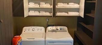 Evergreen Estates 3-Bedroom house Fayetteville w/ rental car available msg host