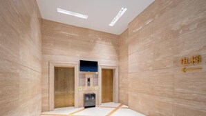 A modern hallway with marble walls and a geometric floor pattern. - Metropolo Jinjiang Hotel(Kunshan Jinying international Kunju theater store) (Kunshan)