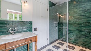 Douche, sèche-cheveux, bidet, serviettes fournies