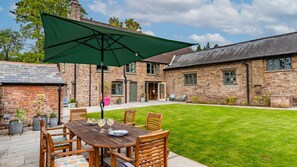 Outdoor dining - Kentchurch Park, Kentchurch -  sleeps 26 guests  in 13 bedrooms (Kentchurch)