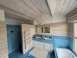 淋浴设施、吹风机、毛巾、卫生纸