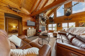 Una Smart TV, una chimenea