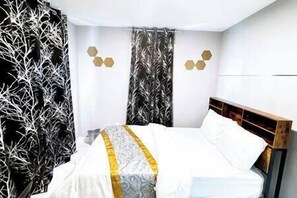 5 bedrooms, iron/ironing board, WiFi, bed sheets