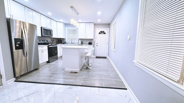 Refrigerador, microondas, horno y parrilla de estufa 