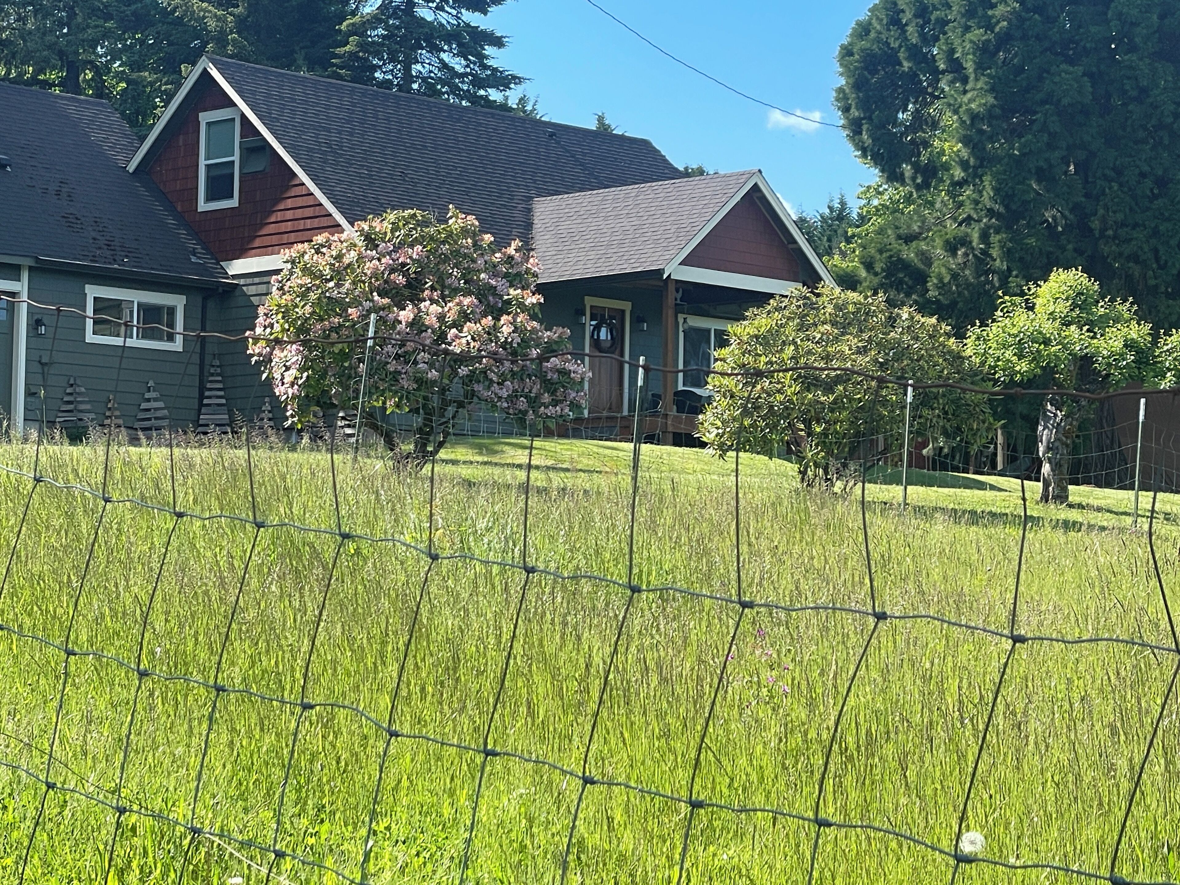 Charming 3-bedroom house on 5 acres with WiFi and AC in delightful Scappoose